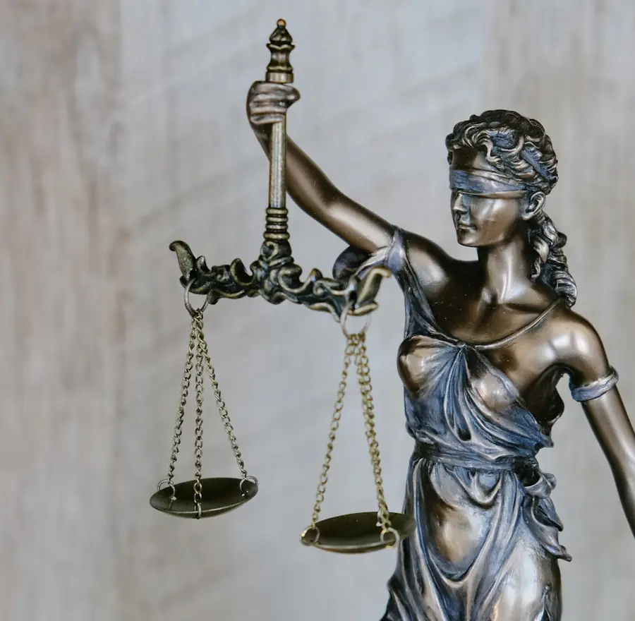 Estátua da Justiça com a balança