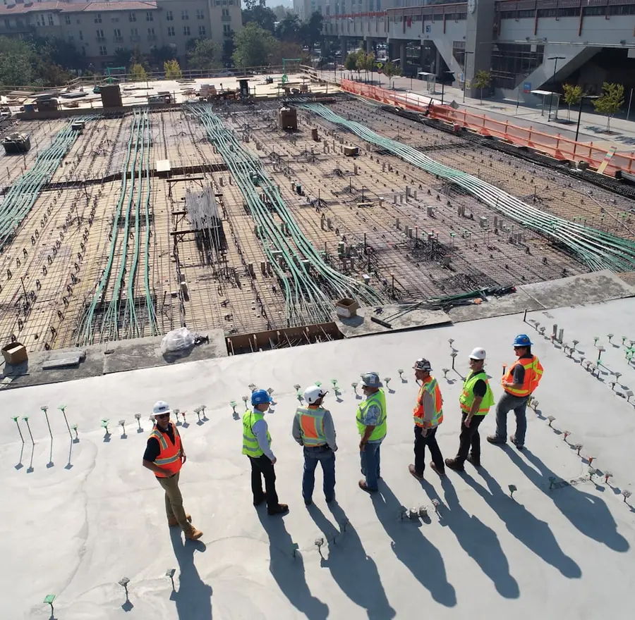 Equipe de obra licenciada em canteiro
