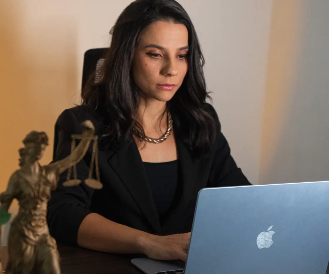 Thayssa Pogorzelski trabalhando em seu escritório